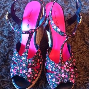 AE American Eagle 7 1/2 pink and black wedge ankle clasp